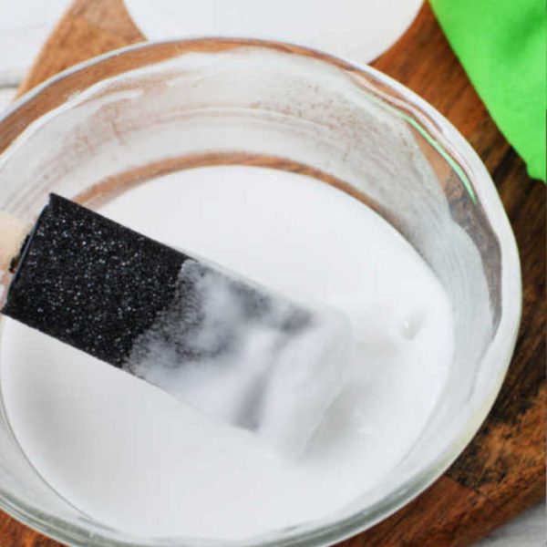 Get your kitchen clean in no time at all with these Kitchen Cleaning Hacks. Find over 15 kitchen cleaning tips to make life easier. Get your kitchen clean in no time at all with these Kitchen Cleaning Hacks. Find over 15 kitchen cleaning tips to make life easier.