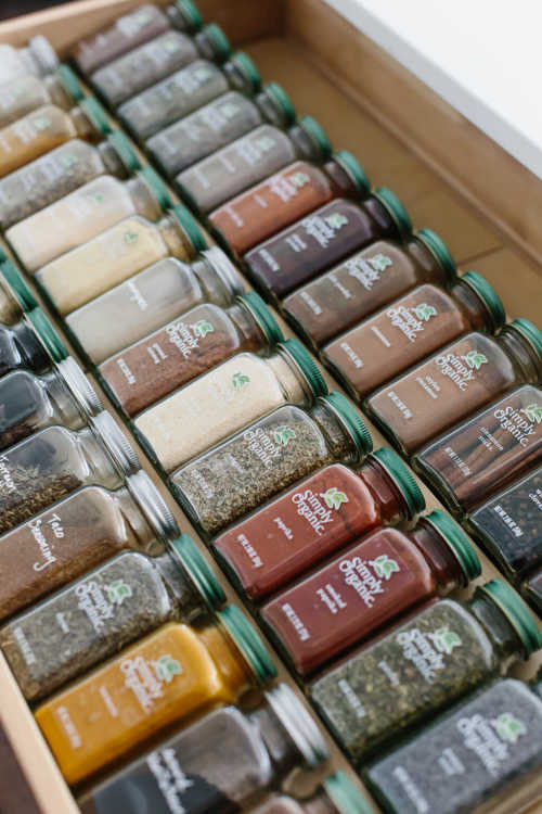 If you are overwhelmed with your spice cabinet, learn the best way to organize spices. Find 15+ ways to organize spices that will keep everything in order. If you are overwhelmed with your spice cabinet, learn the best way to organize spices. Find 15+ ways to organize spices that will keep everything in order.