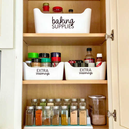 If you are overwhelmed with your spice cabinet, learn the best way to organize spices. Find 15+ ways to organize spices that will keep everything in order. If you are overwhelmed with your spice cabinet, learn the best way to organize spices. Find 15+ ways to organize spices that will keep everything in order.