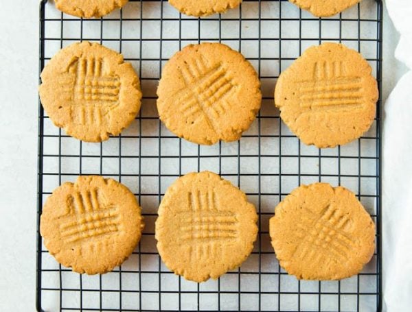Enjoy dessert any day of the week with these easy 3 ingredient desserts. From cakes and cookies to treats and more, we have 25 tasty 3 ingredient desserts. Enjoy dessert any day of the week with these easy 3 ingredient desserts. From cakes and cookies to treats and more, we have 25 tasty 3 ingredient desserts.