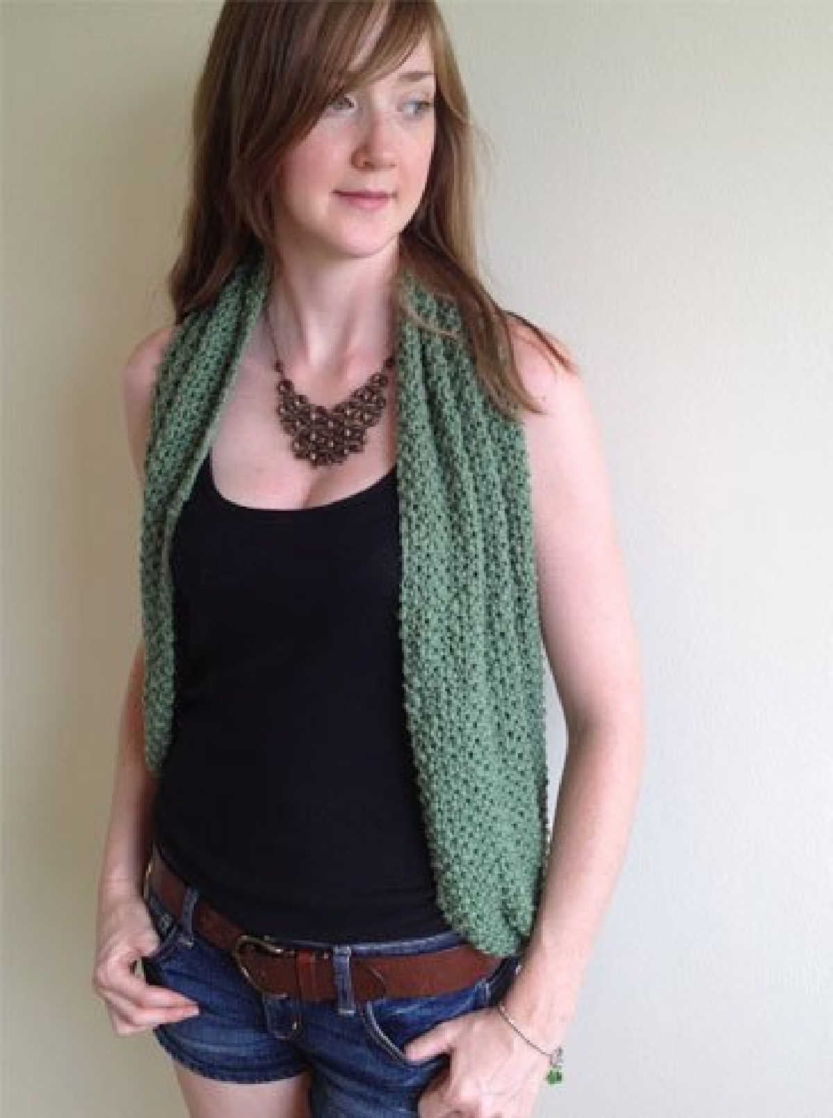 We have 10+ different ways to wear a scarf. If you love scarves but need new ideas, try these cute ways to wear a scarf that you might not have thought of.