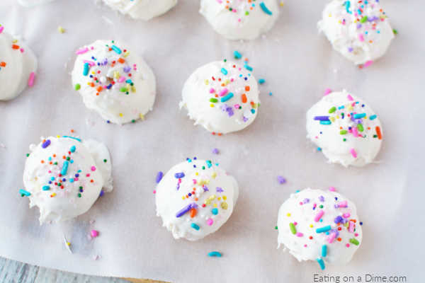 Enjoy dessert any day of the week with these easy 3 ingredient desserts. From cakes and cookies to treats and more, we have 25 tasty 3 ingredient desserts. Enjoy dessert any day of the week with these easy 3 ingredient desserts. From cakes and cookies to treats and more, we have 25 tasty 3 ingredient desserts.