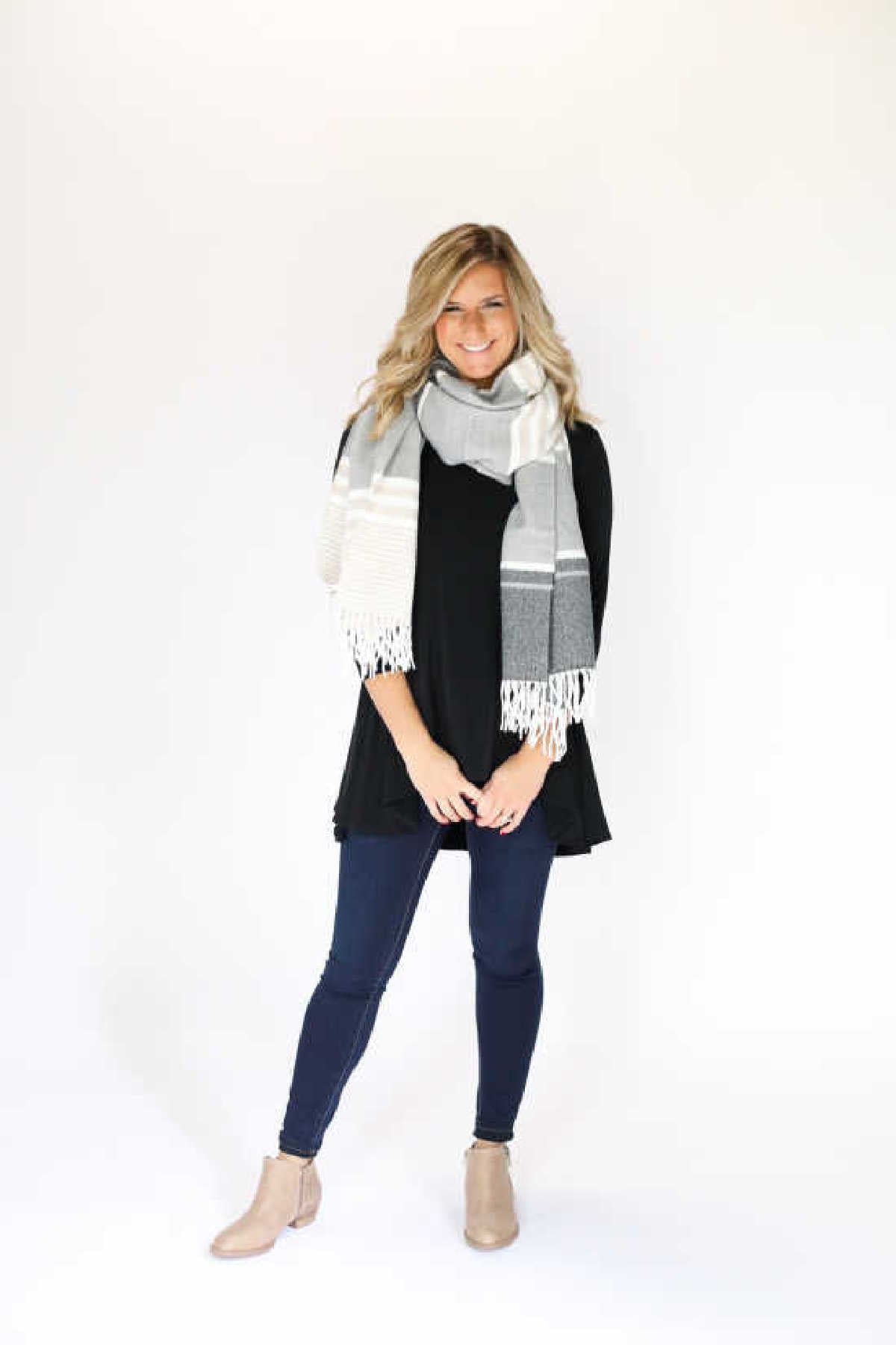 We have 10+ different ways to wear a scarf. If you love scarves but need new ideas, try these cute ways to wear a scarf that you might not have thought of.