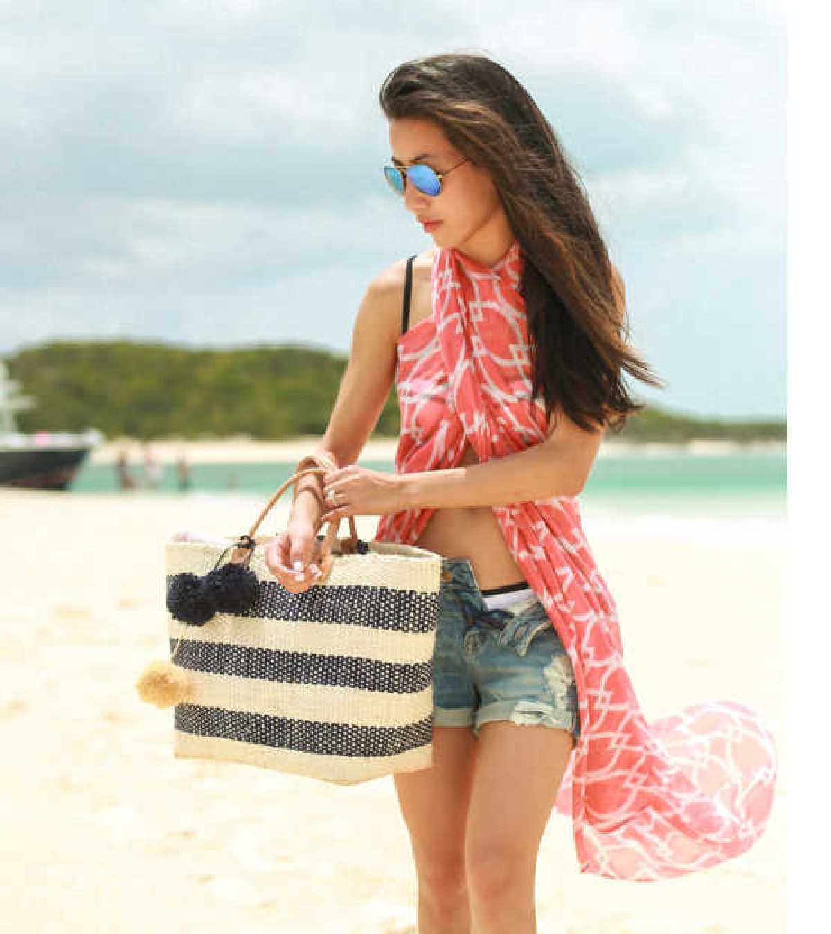 We have 10+ different ways to wear a scarf. If you love scarves but need new ideas, try these cute ways to wear a scarf that you might not have thought of.