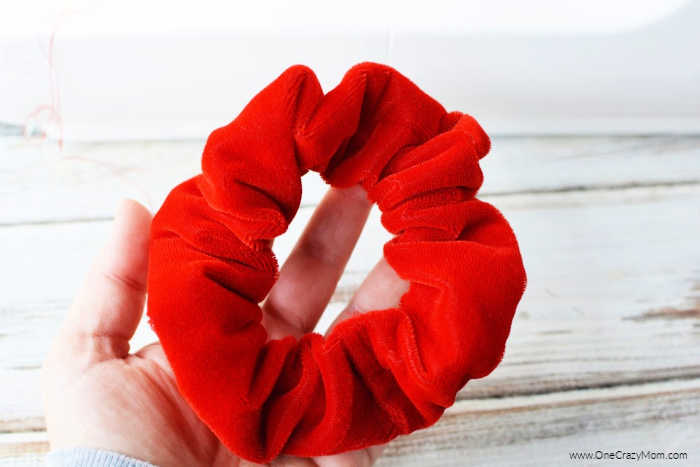 DIY Velvet Scrunchies are so fun to make and cute to wear. Learn how to make a diy scrunchie with this easy tutorial. How to make a scrunchie out of velvet. DIY Velvet Scrunchies are so fun to make and cute to wear. Learn how to make a diy scrunchie with this easy tutorial. How to make a scrunchie out of velvet.