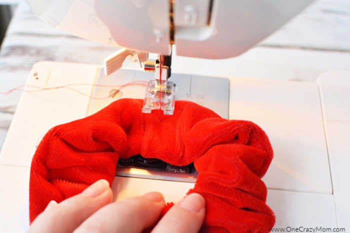 DIY Velvet Scrunchies are so fun to make and cute to wear. Learn how to make a diy scrunchie with this easy tutorial. How to make a scrunchie out of velvet. DIY Velvet Scrunchies are so fun to make and cute to wear. Learn how to make a diy scrunchie with this easy tutorial. How to make a scrunchie out of velvet.