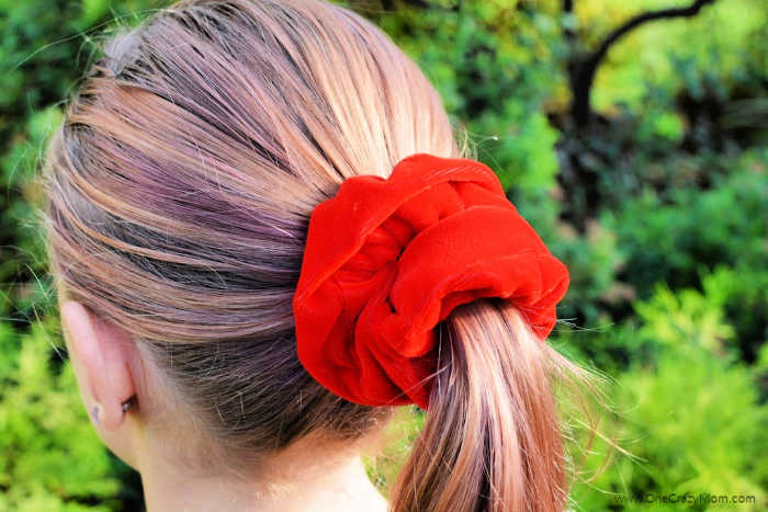 DIY Velvet Scrunchies are so fun to make and cute to wear. Learn how to make a diy scrunchie with this easy tutorial. How to make a scrunchie out of velvet. DIY Velvet Scrunchies are so fun to make and cute to wear. Learn how to make a diy scrunchie with this easy tutorial. How to make a scrunchie out of velvet.
