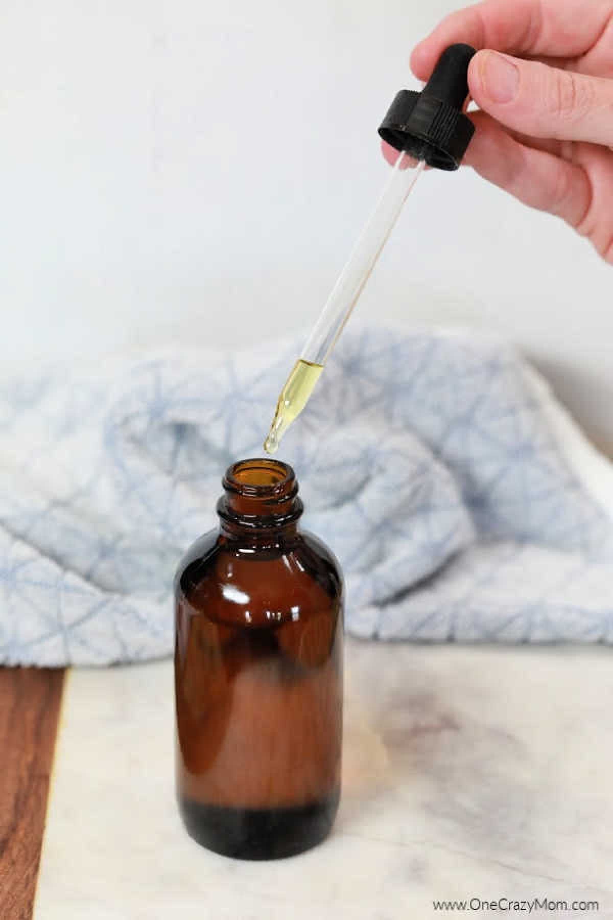 You'll love these jojoba oil uses that you'll want to try today! These uses for jojoba oil are great for your hair, skin and face. You'll love the benefits of this oil. It’s great for your skin and has anti-aging qualities as well! #onecrazymom #jojobaoiluses