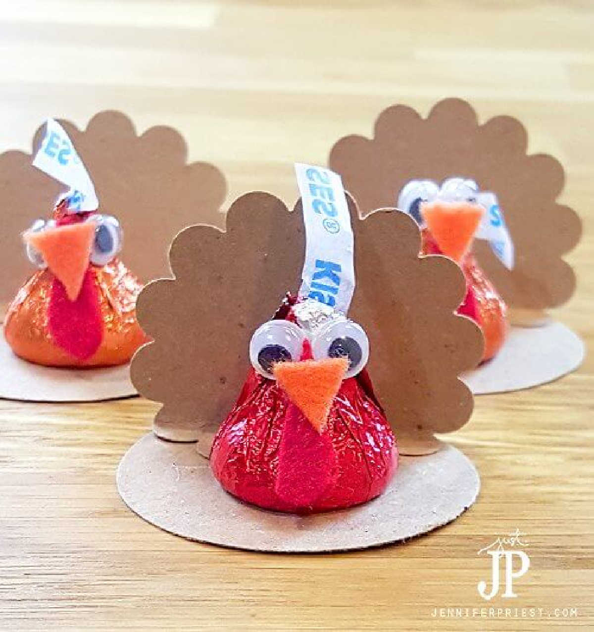 Try these simple Thanksgiving Craft Ideas. From festive garland to turkey hand prints, you will find Thanksgiving crafts ideas for all ages to enjoy.