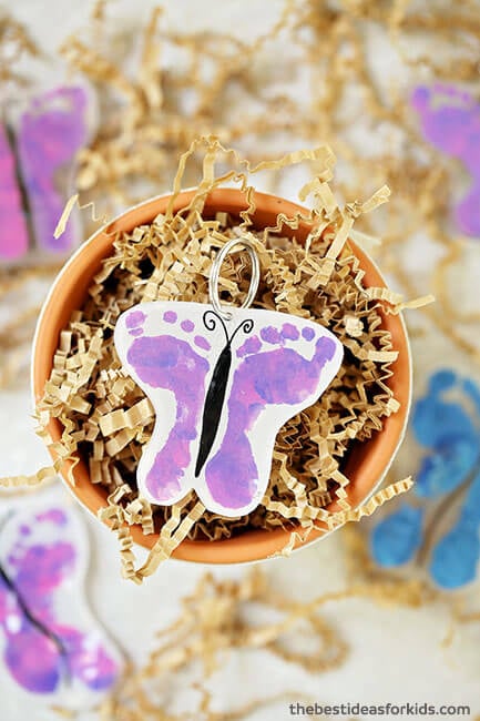 Everyone will have a blast making these 25 Shrinky Dink ideas that are easy to make. Find ideas from key chains and necklaces to magnets and much more! Keychain from footprints.