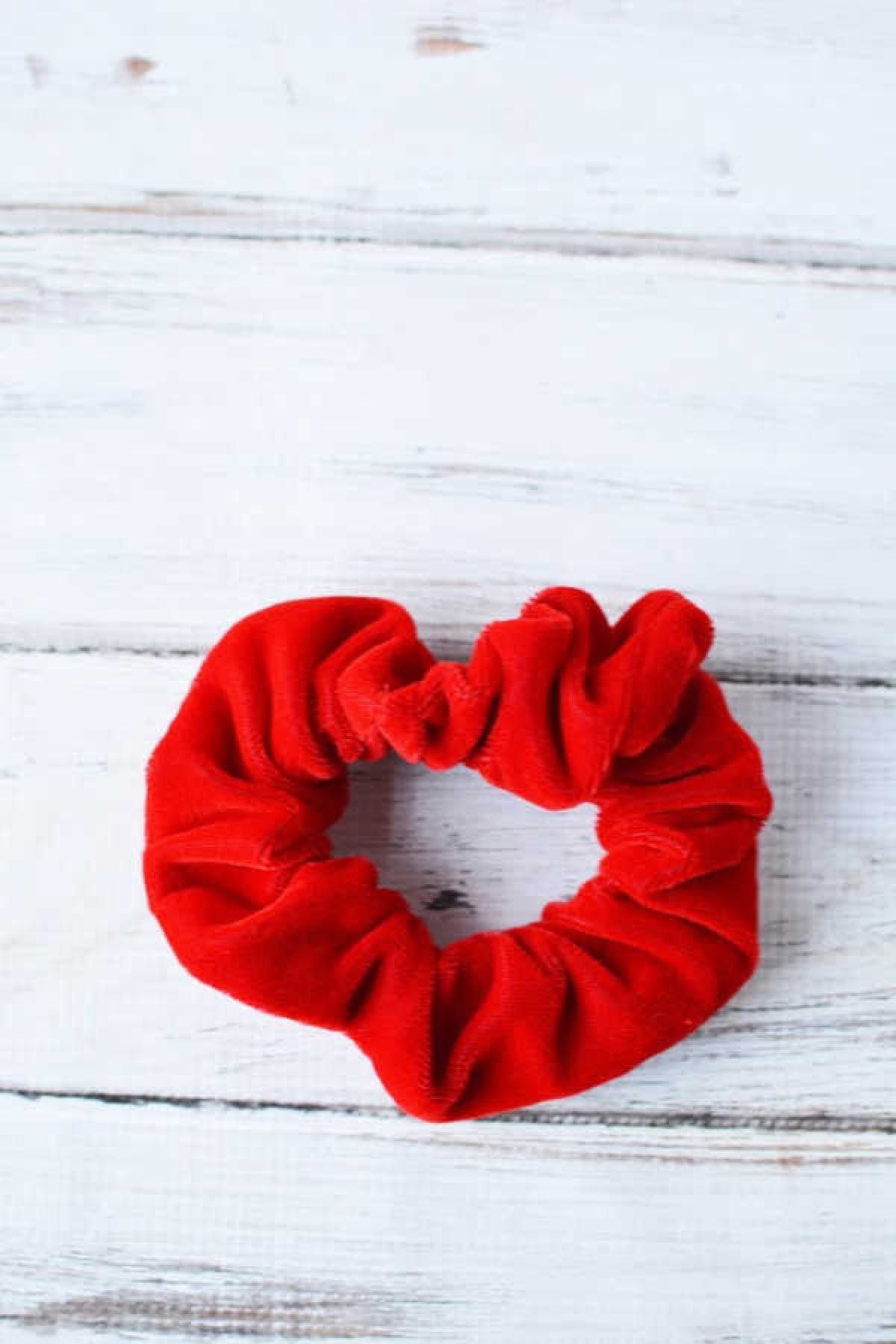 DIY Velvet Scrunchies are so fun to make and cute to wear. Learn how to make a diy scrunchie with this easy tutorial. How to make a scrunchie out of velvet. DIY Velvet Scrunchies are so fun to make and cute to wear. Learn how to make a diy scrunchie with this easy tutorial. How to make a scrunchie out of velvet.