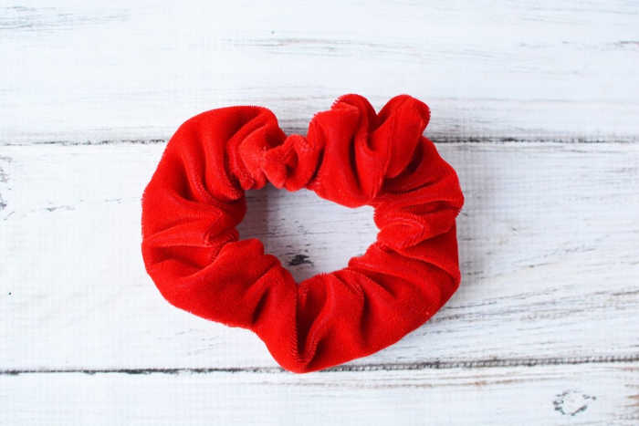 DIY Velvet Scrunchies are so fun to make and cute to wear. Learn how to make a diy scrunchie with this easy tutorial. How to make a scrunchie out of velvet. DIY Velvet Scrunchies are so fun to make and cute to wear. Learn how to make a diy scrunchie with this easy tutorial. How to make a scrunchie out of velvet.