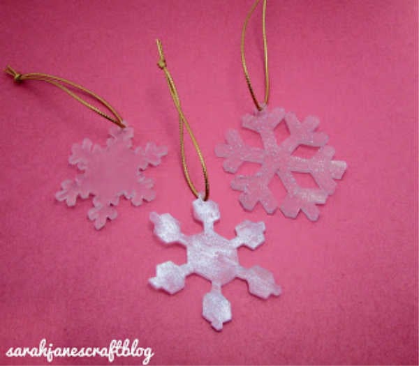 Everyone will have a blast making these 25 Shrinky Dink ideas that are easy to make. Find ideas from key chains and necklaces to magnets and much more! Snowflake ornaments made from shrinky dinks.