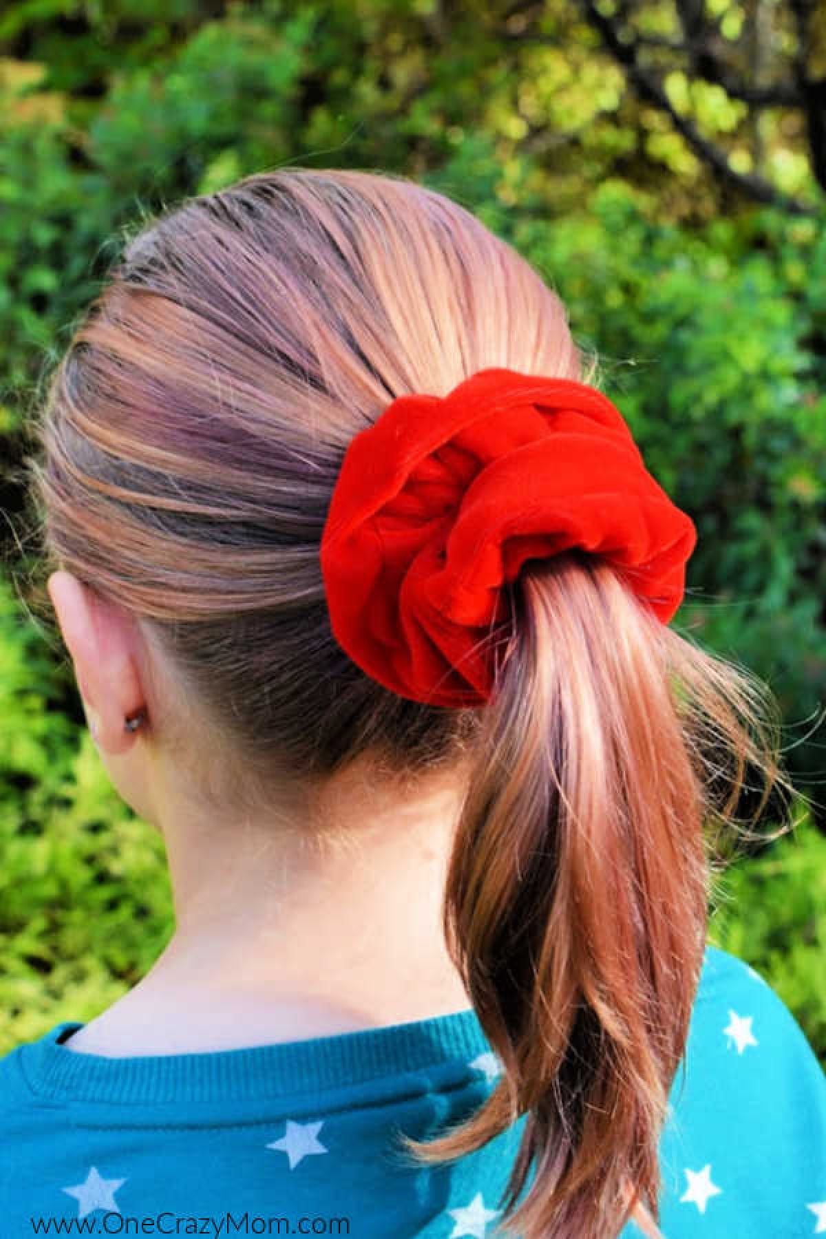 DIY Velvet Scrunchies are so fun to make and cute to wear. Learn how to make a diy scrunchie with this easy tutorial. How to make a scrunchie out of velvet. DIY Velvet Scrunchies are so fun to make and cute to wear. Learn how to make a diy scrunchie with this easy tutorial. How to make a scrunchie out of velvet.