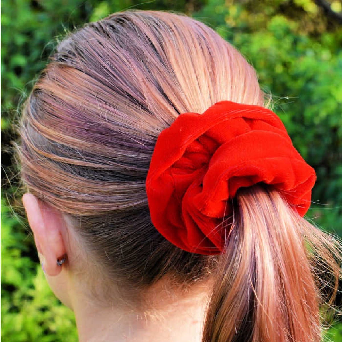 DIY Velvet Scrunchies are so fun to make and cute to wear. Learn how to make a diy scrunchie with this easy tutorial. How to make a scrunchie out of velvet. DIY Velvet Scrunchies are so fun to make and cute to wear. Learn how to make a diy scrunchie with this easy tutorial. How to make a scrunchie out of velvet.
