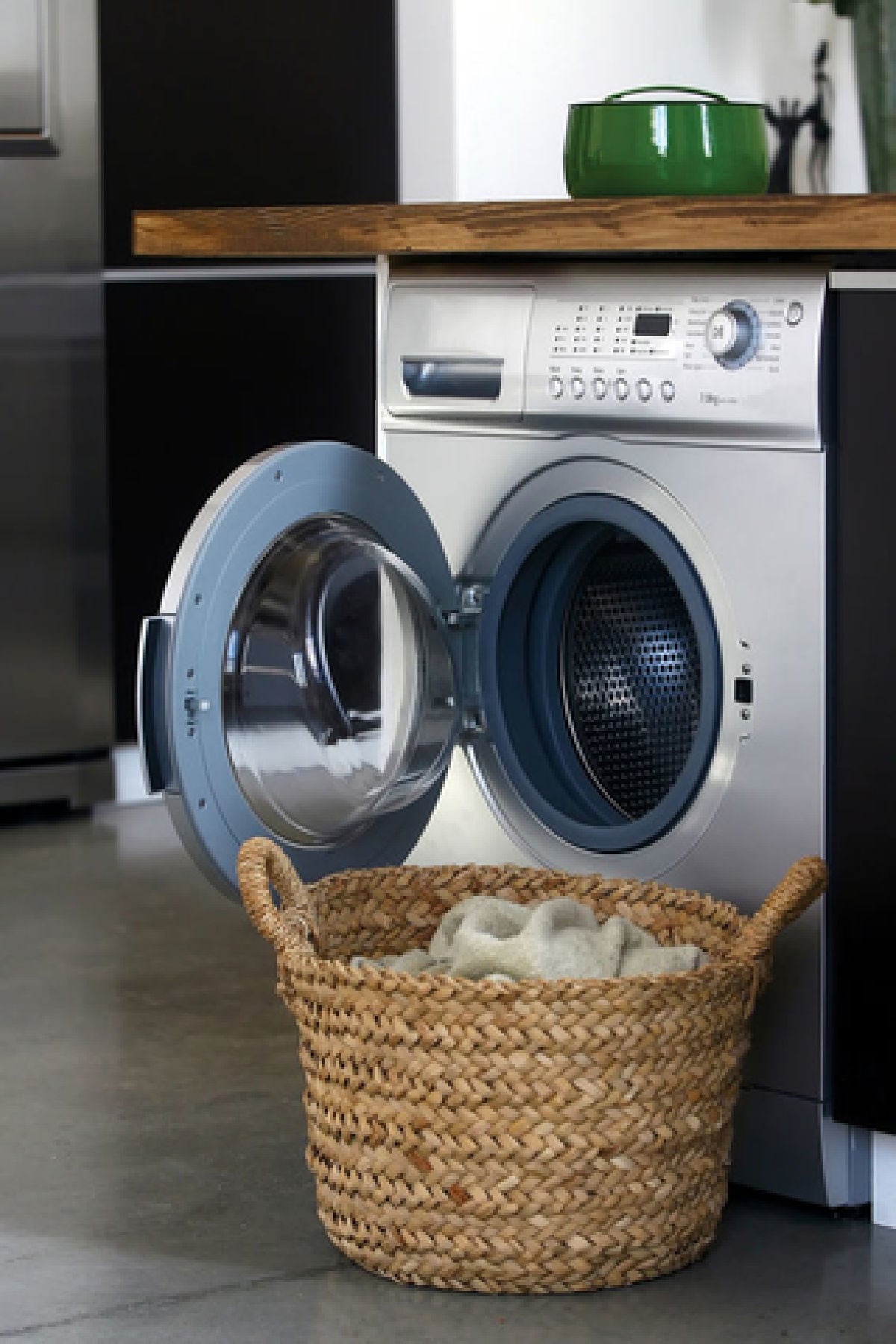 Learn how to clean washing machine all naturally. Try these easy instructions that will work for a front loading and top loading machine. Learn how to clean washing machine all naturally. Try these easy instructions that will work for a front loading and top loading machine.