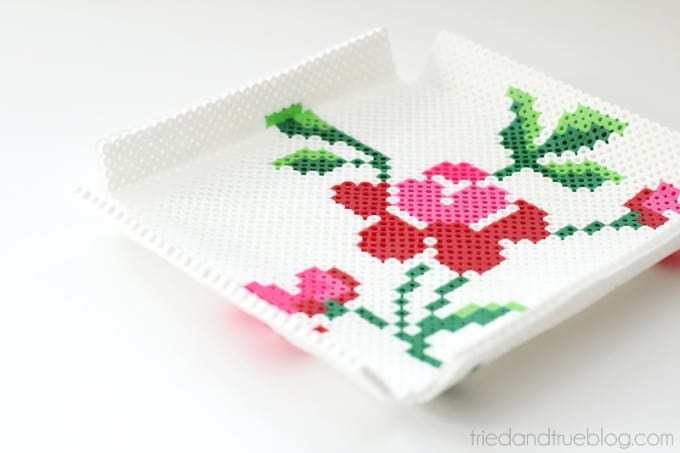 Perler bead crafts are so much fun and we have over 15 easy perler bead ideas. Choose from picture frames, magnets and so much more. Bead trap with flowers.
