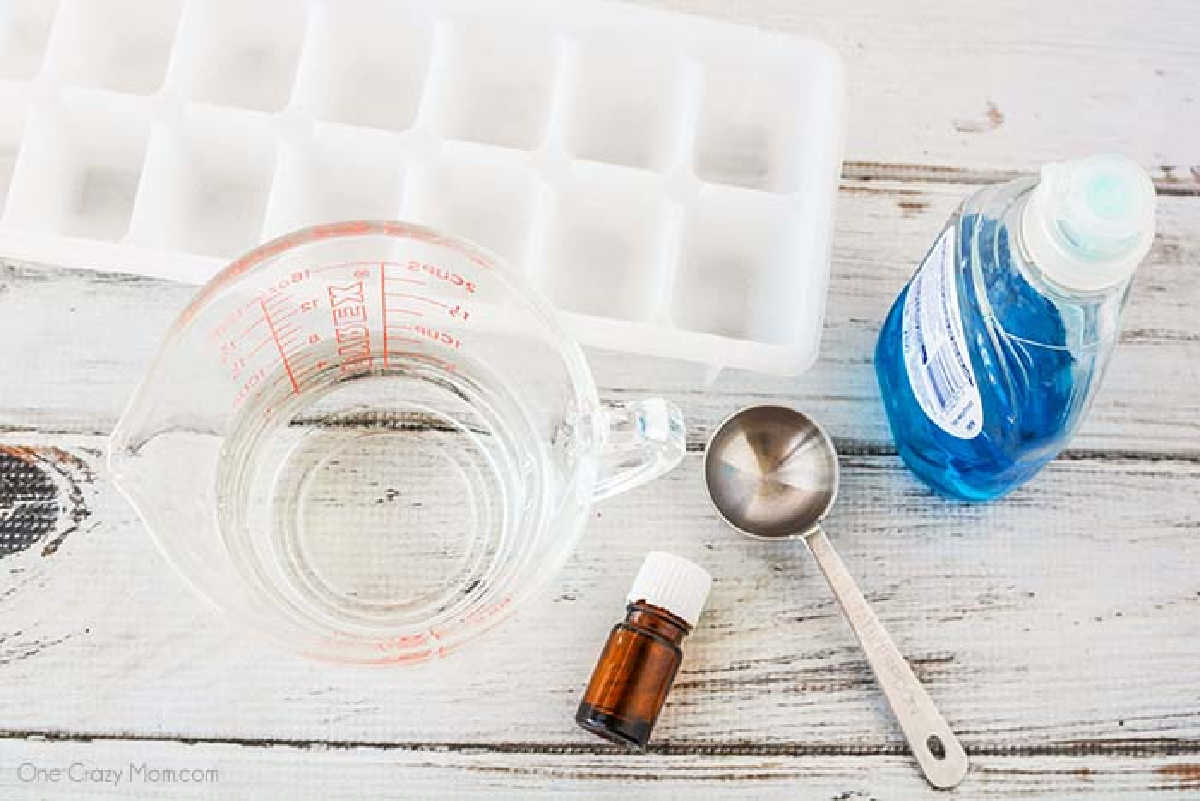 Do you ever walk past your kitchen sink and catch a not so pleasant odor? We have an easy homemade garbage disposal cleaner with just 3 ingredients! Dawn Dish Soap, measuring cup, essential oil and vinegar with ice cube trays
