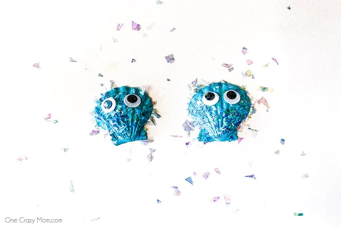 This DIY Jellyfish Seashell Craft is the perfect craft to do during the summer. Keep the kiddos busy with this inexpensive and simple seashell craft. This DIY Jellyfish Seashell Craft is the perfect craft to do during the summer. Keep the kiddos busy with this inexpensive and simple seashell craft.