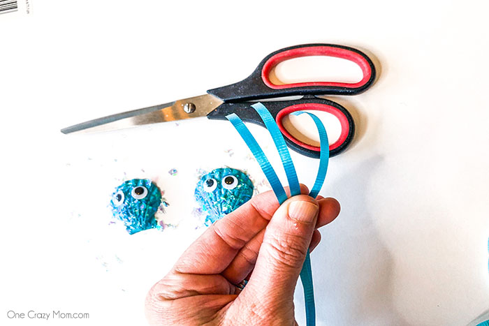 This DIY Jellyfish Seashell Craft is the perfect craft to do during the summer. Keep the kiddos busy with this inexpensive and simple seashell craft. This DIY Jellyfish Seashell Craft is the perfect craft to do during the summer. Keep the kiddos busy with this inexpensive and simple seashell craft.