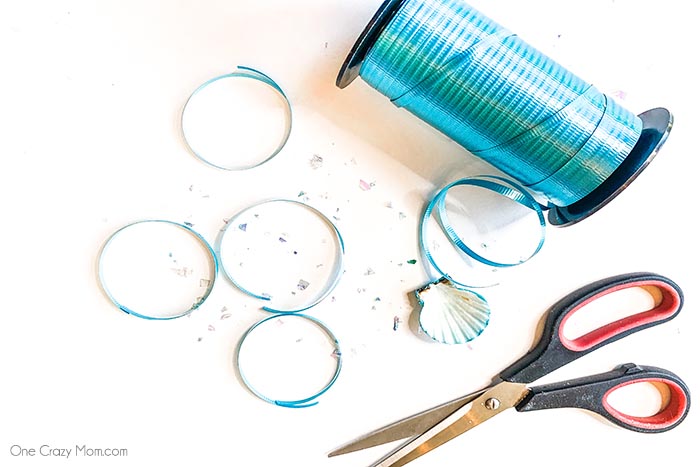 This DIY Jellyfish Seashell Craft is the perfect craft to do during the summer. Keep the kiddos busy with this inexpensive and simple seashell craft. This DIY Jellyfish Seashell Craft is the perfect craft to do during the summer. Keep the kiddos busy with this inexpensive and simple seashell craft.