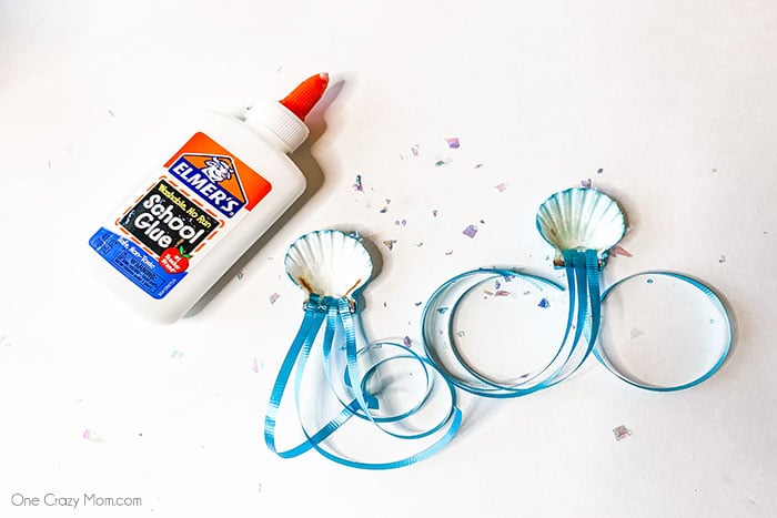 This DIY Jellyfish Seashell Craft is the perfect craft to do during the summer. Keep the kiddos busy with this inexpensive and simple seashell craft. This DIY Jellyfish Seashell Craft is the perfect craft to do during the summer. Keep the kiddos busy with this inexpensive and simple seashell craft.