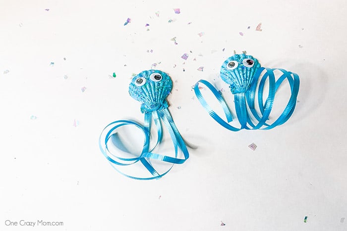 This DIY Jellyfish Seashell Craft is the perfect craft to do during the summer. Keep the kiddos busy with this inexpensive and simple seashell craft. This DIY Jellyfish Seashell Craft is the perfect craft to do during the summer. Keep the kiddos busy with this inexpensive and simple seashell craft.