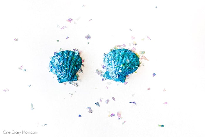 This DIY Jellyfish Seashell Craft is the perfect craft to do during the summer. Keep the kiddos busy with this inexpensive and simple seashell craft. This DIY Jellyfish Seashell Craft is the perfect craft to do during the summer. Keep the kiddos busy with this inexpensive and simple seashell craft.