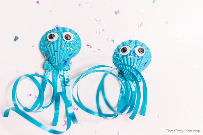 This DIY Jellyfish Seashell Craft is the perfect craft to do during the summer. Keep the kiddos busy with this inexpensive and simple seashell craft. This DIY Jellyfish Seashell Craft is the perfect craft to do during the summer. Keep the kiddos busy with this inexpensive and simple seashell craft.