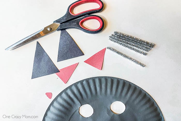 Animal paper plate masks are so simple and you probably already have all that you need at home! These are so easy that the kids can make several masks. Animal paper plate masks are so simple and you probably already have all that you need at home! These are so easy that the kids can make several masks.