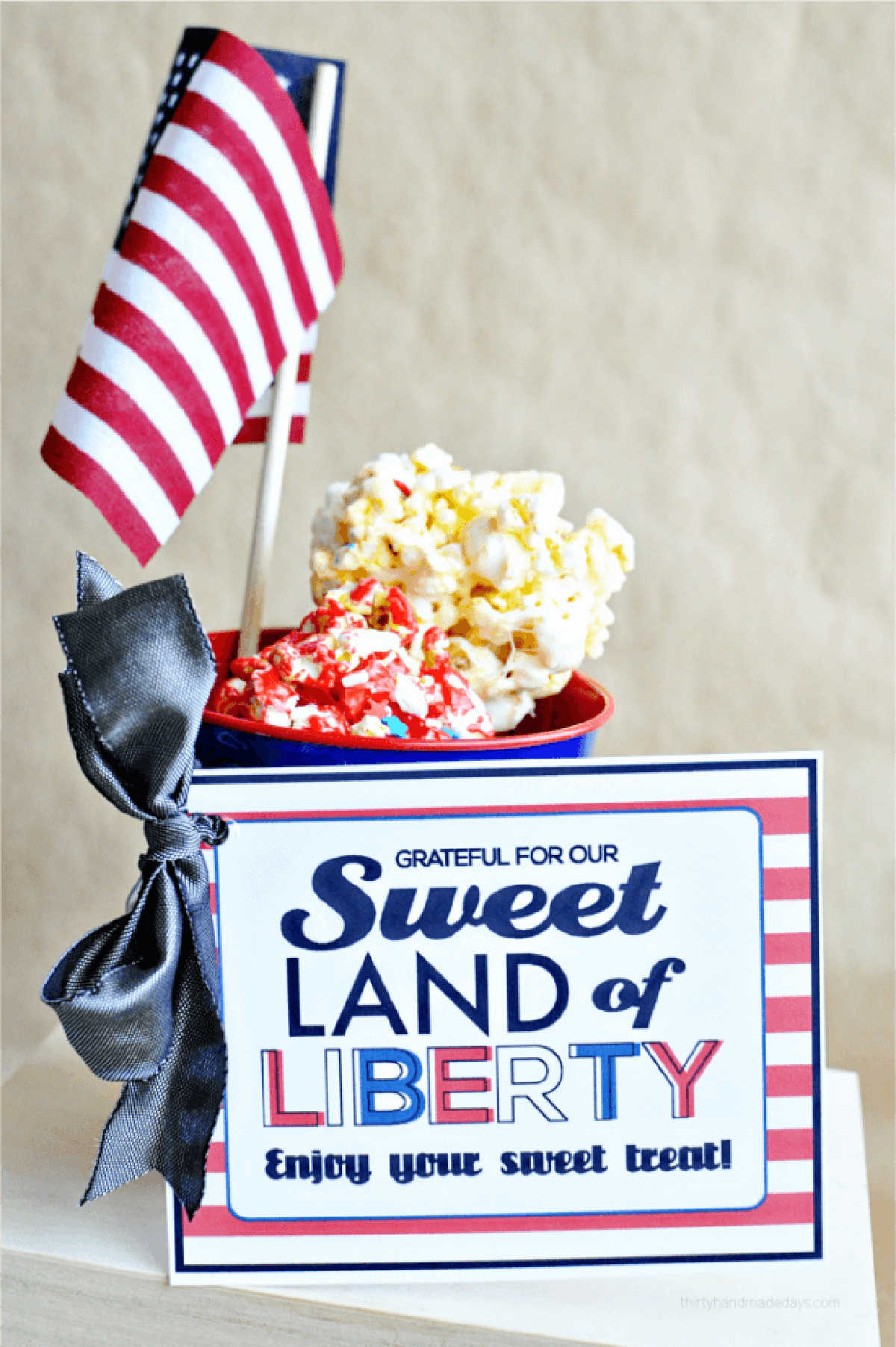 Use one of these free 4th of july printables to decorate your home for less. These patriotic 4th of July printables are easy to print for your home. Grab an inexpensive frame for fourth of july printables and you are set! Popcorn with a free printable and bow.