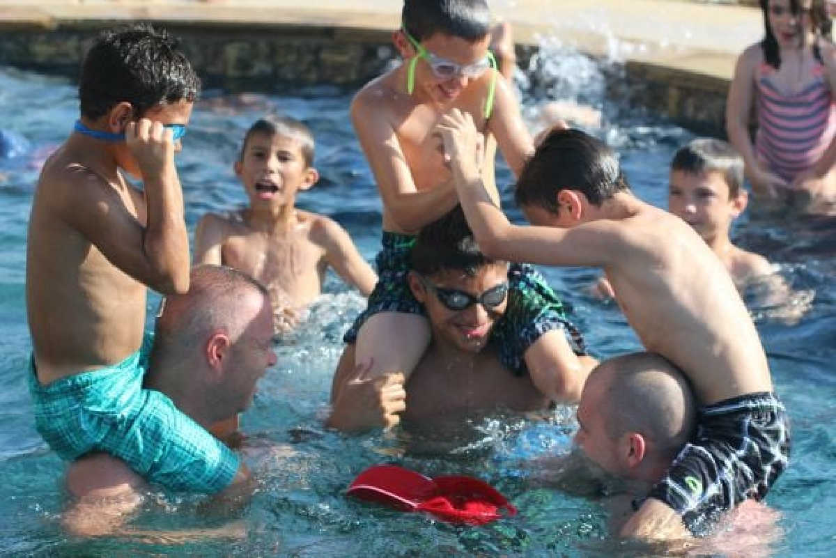 We have some great Swimming Pool Games that won't cost a thing. These games are great for all ages and your entire family will have a blast. Kids playing in the pool.