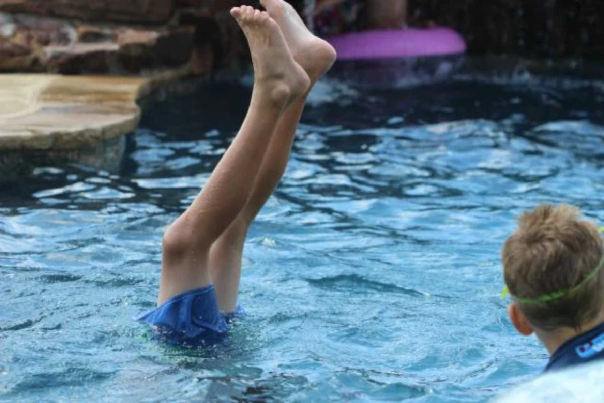 We have some great Swimming Pool Games that won't cost a thing. These games are great for all ages and your entire family will have a blast. Kids playing in the pool.