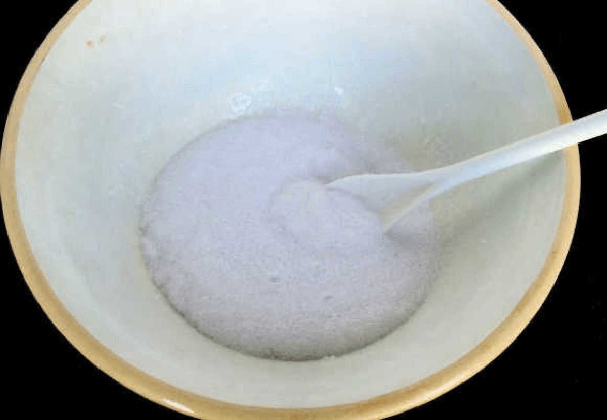 Try this easy homemade bath soak recipe. Homemade bath salts are easy to make with essential oils. This Homemade bath salt recipe with epsom is the best for sore muscles and make the perfect gifts for Christmas for mom or for kids! Learn how to make these DIY natural bath soak that is great for Christmas gifts too! #onecrazymom #bathsalt #DIYrecipes #DIYgifts