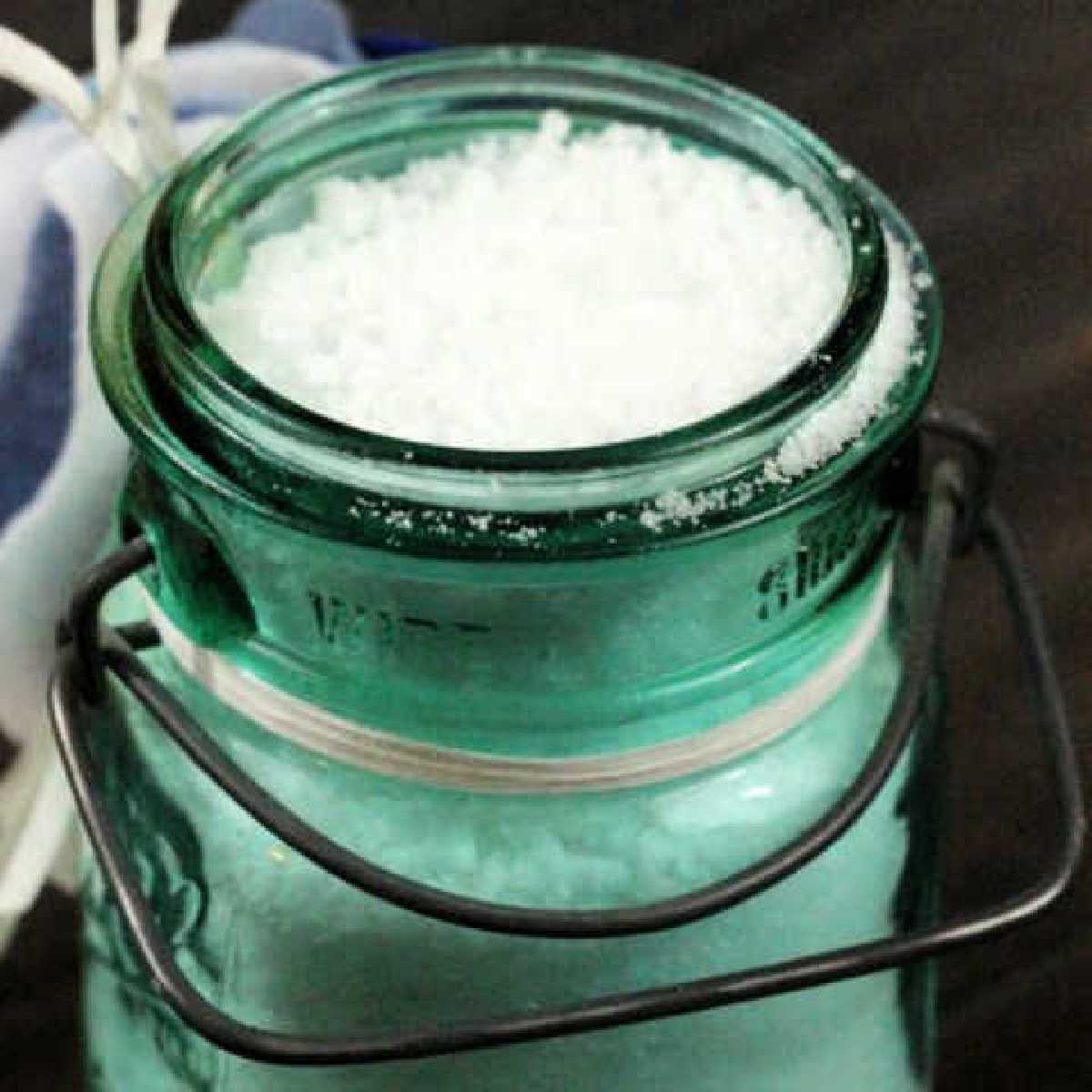 Try this easy homemade bath soak recipe. Homemade bath salts are easy to make with essential oils. This Homemade bath salt recipe with epsom is the best for sore muscles and make the perfect gifts for Christmas for mom or for kids! Learn how to make these DIY natural bath soak that is great for Christmas gifts too! #onecrazymom #bathsalt #DIYrecipes #DIYgifts