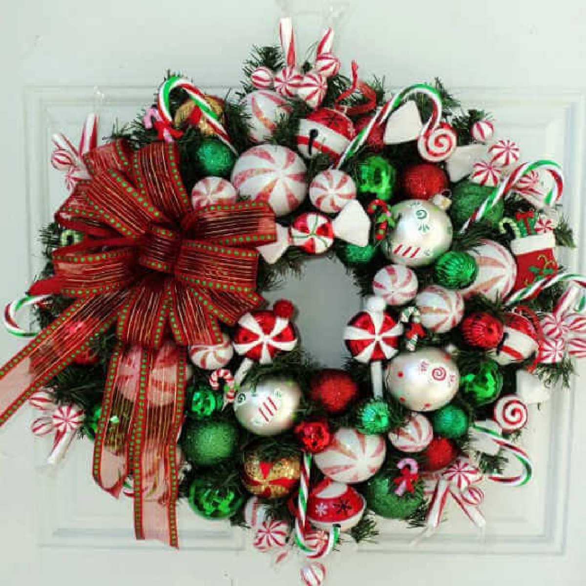 Make your home festive with these easy Christmas wreath decorating ideas. Find 15 DIY Christmas wreath ideas sure to make your home festive for Christmas.