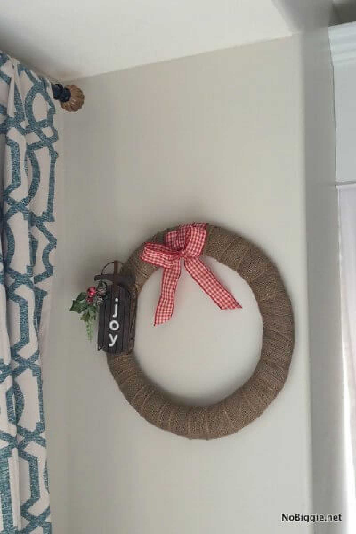 Make your home festive with these easy Christmas wreath decorating ideas. Find 15 DIY Christmas wreath ideas sure to make your home festive for Christmas.