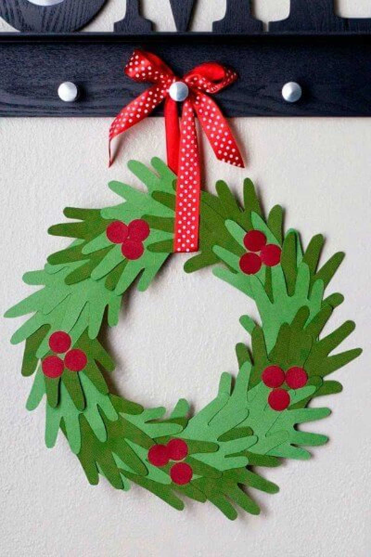 Make your home festive with these easy Christmas wreath decorating ideas. Find 15 DIY Christmas wreath ideas sure to make your home festive for Christmas.