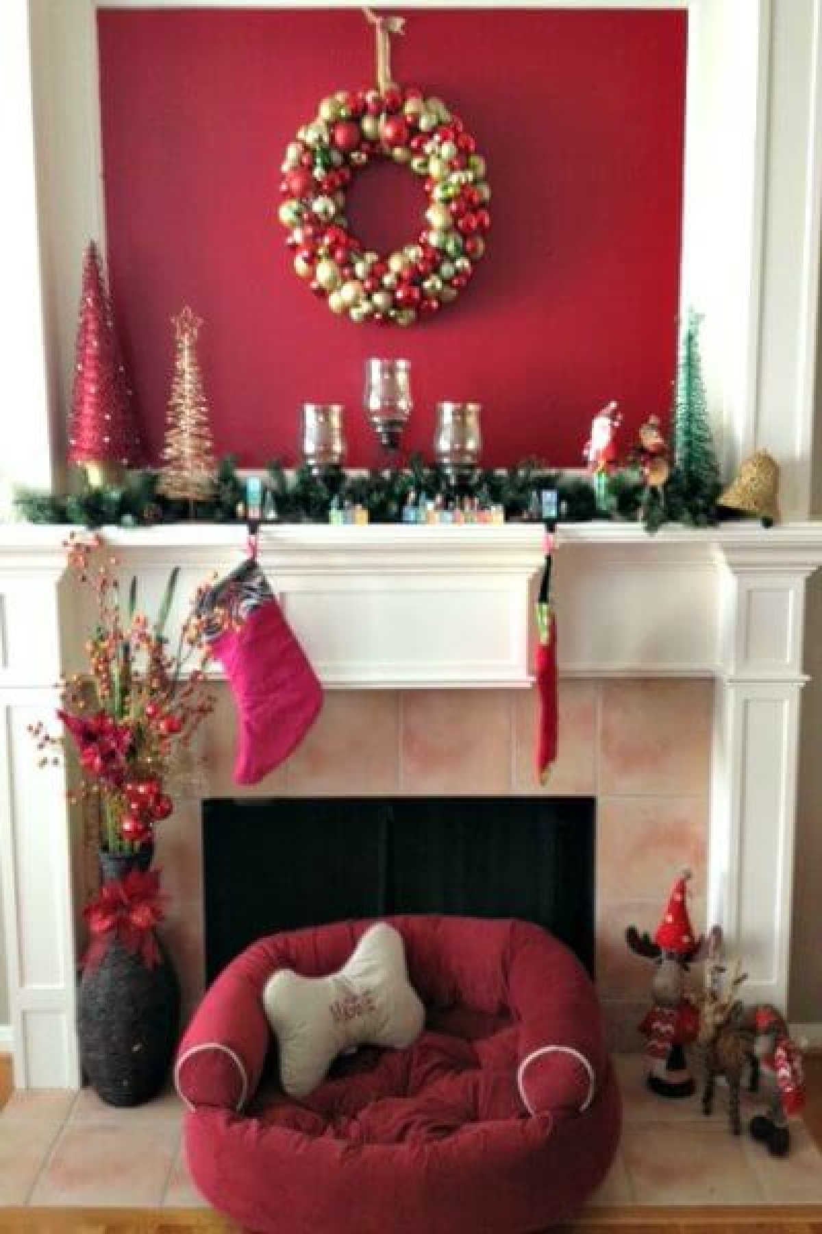Make your home festive with these easy Christmas wreath decorating ideas. Find 15 DIY Christmas wreath ideas sure to make your home festive for Christmas.