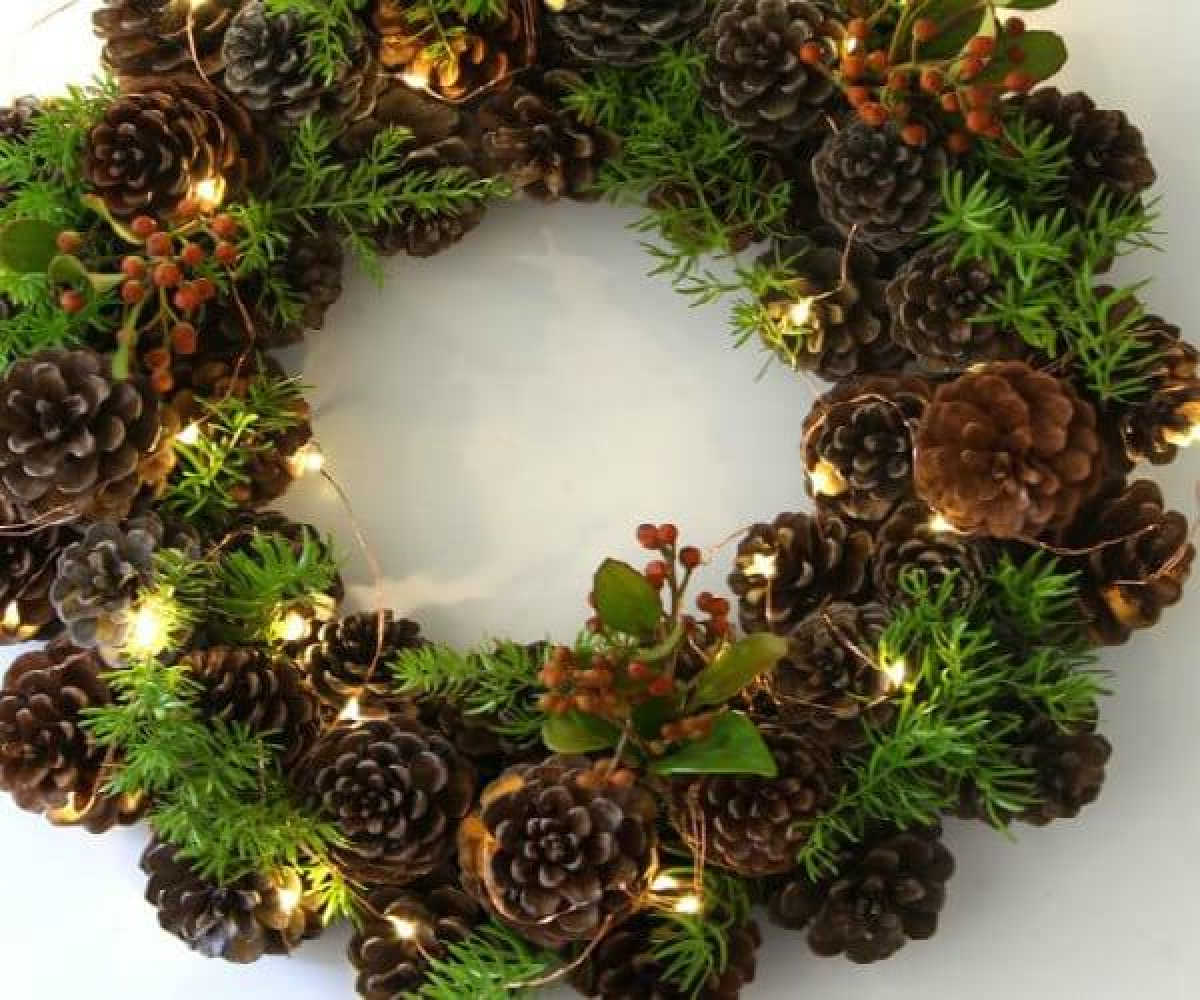 Make your home festive with these easy Christmas wreath decorating ideas. Find 15 DIY Christmas wreath ideas sure to make your home festive for Christmas.