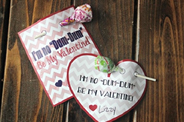 Free printable Valentines for kids - Don't be a dum-dum valentine is the cutest homemade Valentines for kids! They are perfect for children to make. Photo of I'm no Dum Dum rectangle and heart printable with dum dum attached.