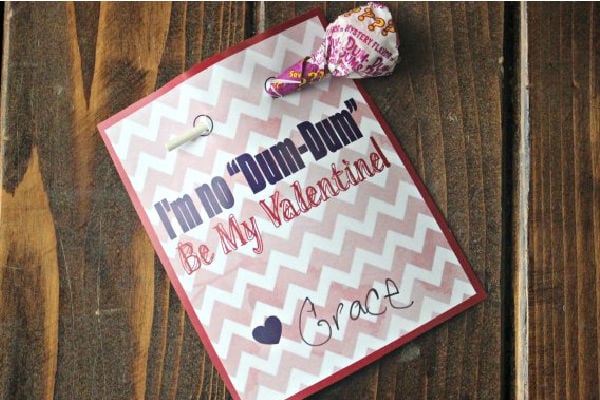 Free printable Valentines for kids - Don't be a dum-dum valentine is the cutest homemade Valentines for kids! They are perfect for children to make. Photo of I'm no Dum Dum rectangle printable with dum dum attached.