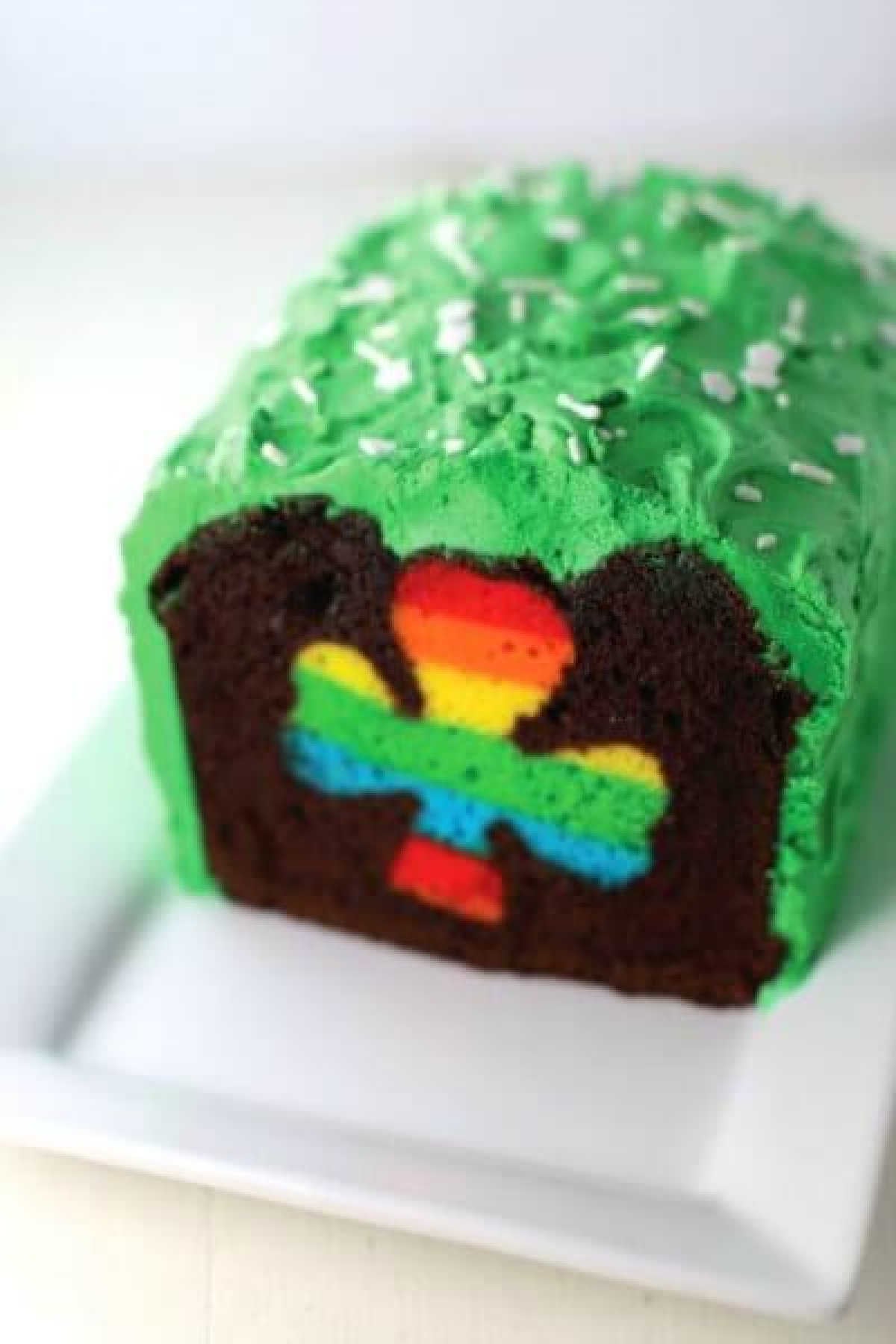 Everyone will love these fun St. Patrick's Day desserts. Find over 15 easy St Patrick's Day Desserts. Festive desserts and snack ideas sure to be a hit.