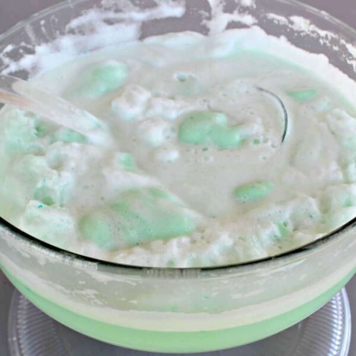 Everyone will love these fun St. Patrick's Day desserts. Find over 15 easy St Patrick's Day Desserts. Festive desserts and snack ideas sure to be a hit.