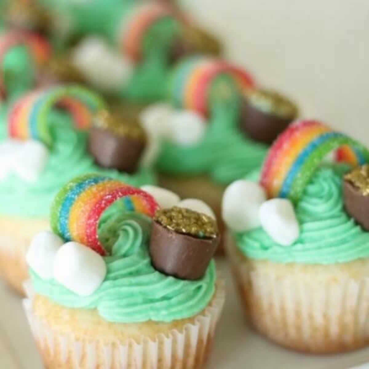 Everyone will love these fun St. Patrick's Day desserts. Find over 15 easy St Patrick's Day Desserts. Festive desserts and snack ideas sure to be a hit.