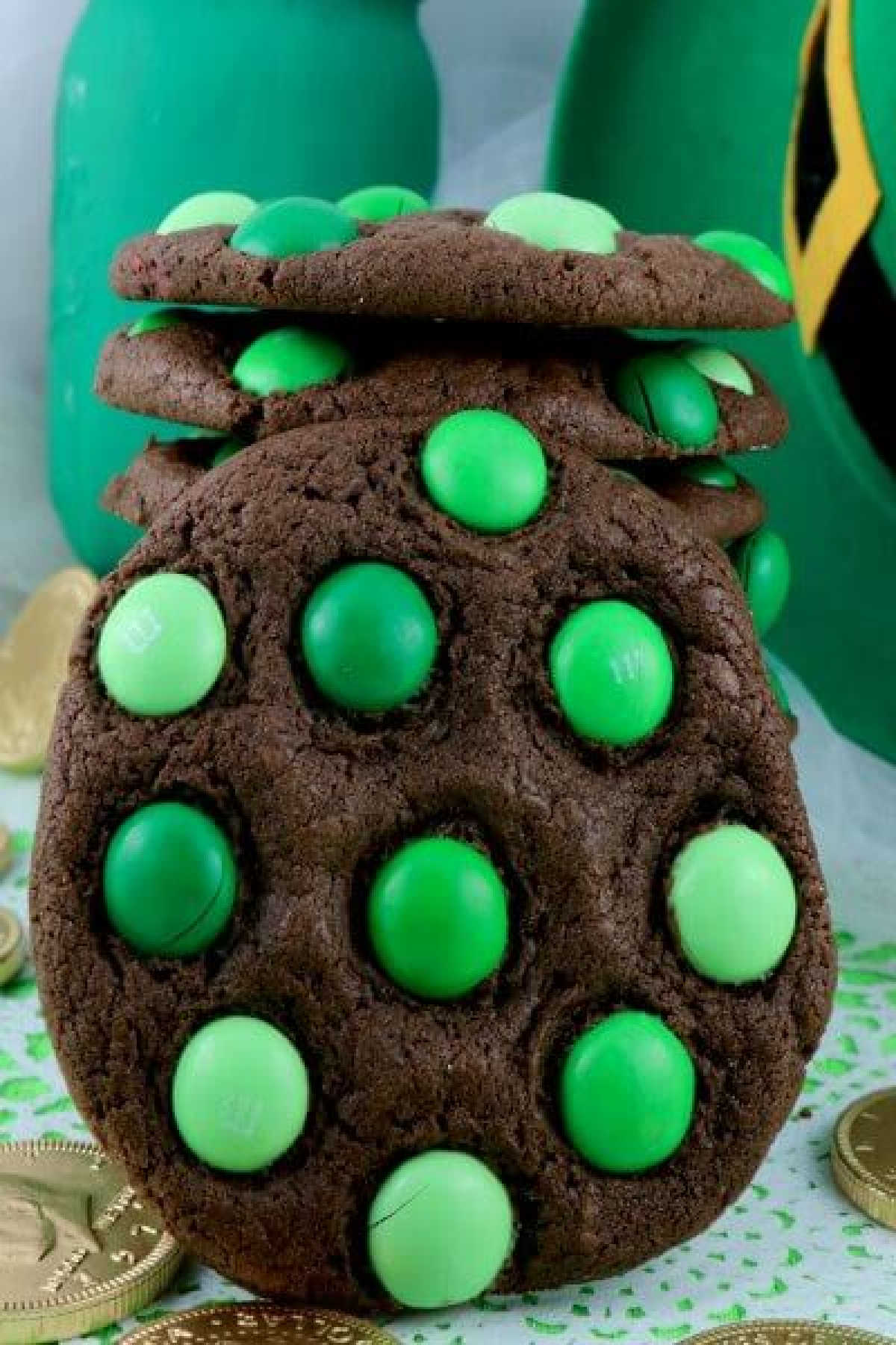 Everyone will love these fun St. Patrick's Day desserts. Find over 15 easy St Patrick's Day Desserts. Festive desserts and snack ideas sure to be a hit.