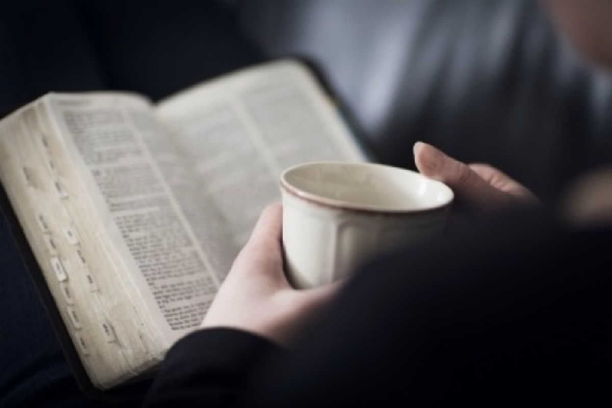 Find inspirational Bible verses for tired moms here. 15 inspirational Bible Verses to encourage the weary mom today. Learn to thrive and not just survive!