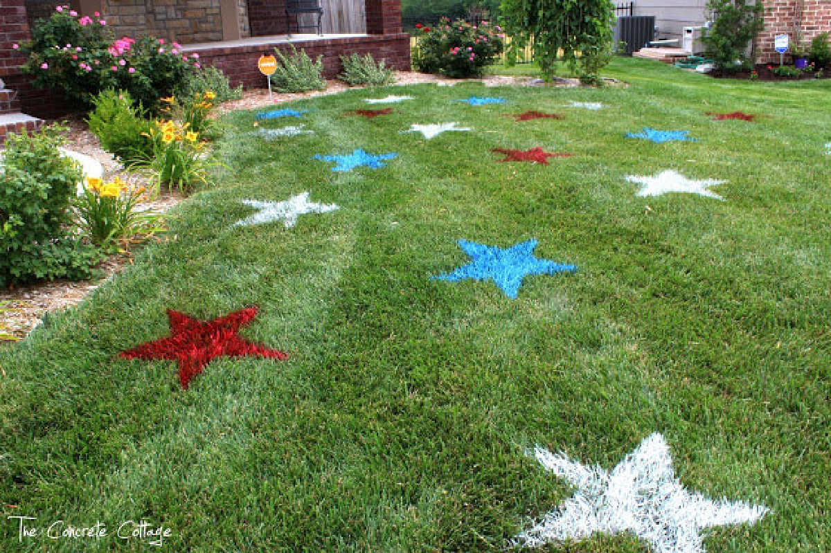 We have simple and easy 4th of July decorations. All you need is some red, white, blue, and a little creativity to make these amazing patriotic decorations.