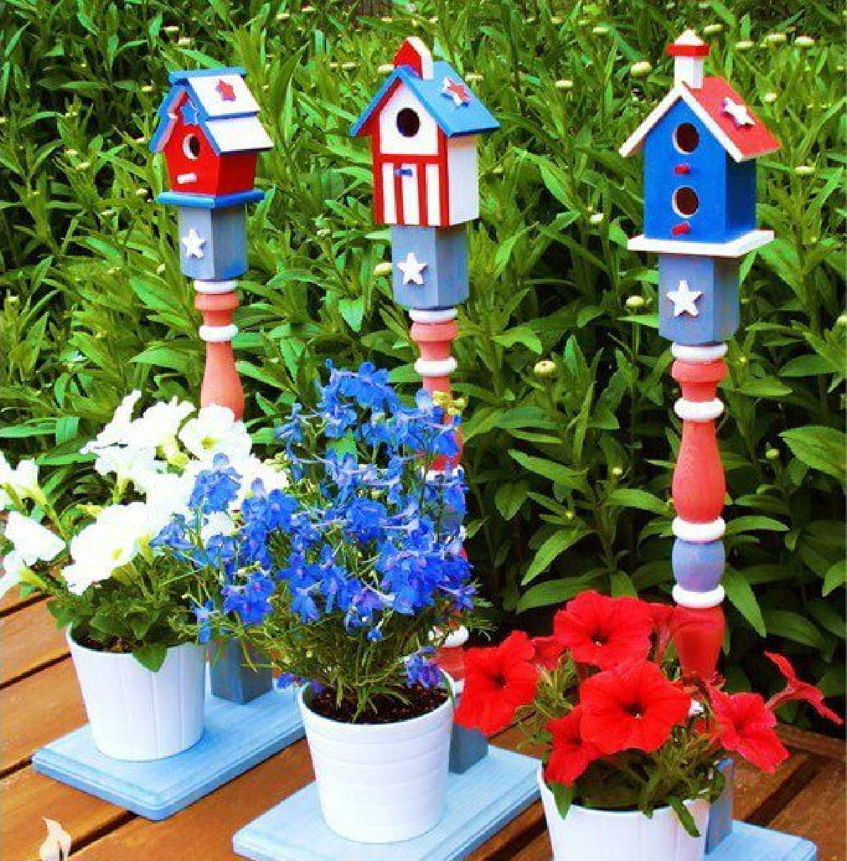 We have simple and easy 4th of July decorations. All you need is some red, white, blue, and a little creativity to make these amazing patriotic decorations.
