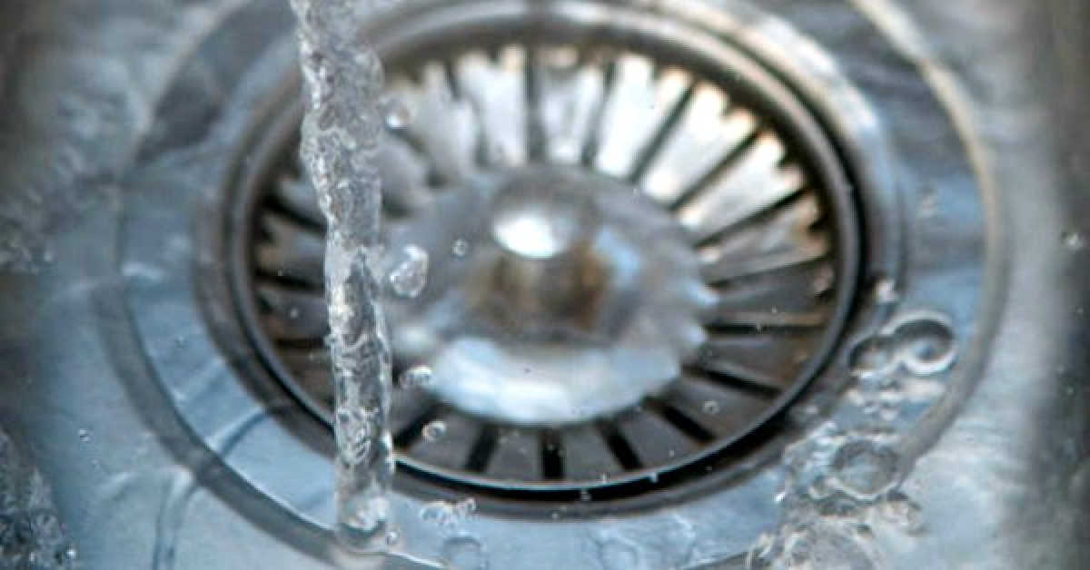 Looking for easy money saving tips? Quick and easy ways to save money on the Water bill - Here are 12 easy money saving tips to save big on your water bill.